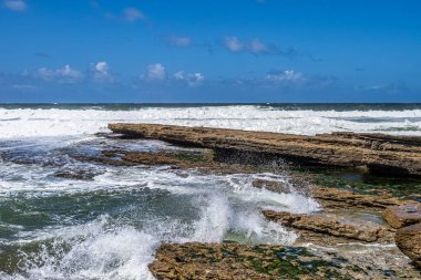 Portekiz, Lizbon yakınlarındaki Ericeira köyündeki Praia da Empa Plajı manzarası