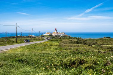 Cabo da Roca 'daki deniz feneri - Roca Burnu, Sintra Dağları' nın en batı noktası ve Portekiz 'deki Avrupa