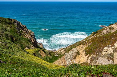 Cabo da Roca 'nın kayalık uçurumlarında yürüyüş yapan Roca Cape, Portekiz' in Atlantik kıyısında Avrupa 'da