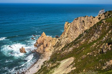 Praia Da Ursa 'nın Atlantik kıyısındaki Cabo Da Roca yakınlarındaki Ursa Sahili, Sintra, Portekiz
