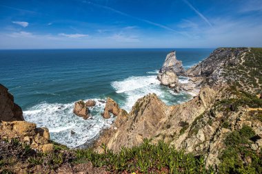 Praia Da Ursa 'nın Atlantik kıyısındaki Cabo Da Roca yakınlarındaki Ursa Sahili, Sintra, Portekiz