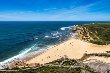 Ericeira 'daki Ribeira de Ilhas plajı, Lizbon' dan 45 dakika uzaklıkta Ericeira Portekiz 'deki dünya sörf rezervinin bir parçası.