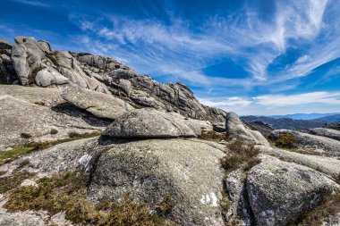 Portekiz 'deki Peneda Geres ulusal parkında Penameda Tepesi' nin etrafında yürüyorum. Pantano da Peneda