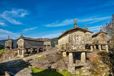 Cemaatçi tahıl ambarları, Soajo Köyü, Peneda Milli Parkı, Kuzey Portekiz denilen espigueiros görünümünü