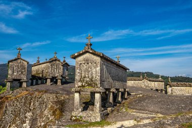 Cemaatçi tahıl ambarları, Soajo Köyü, Peneda Milli Parkı, Kuzey Portekiz denilen espigueiros görünümünü