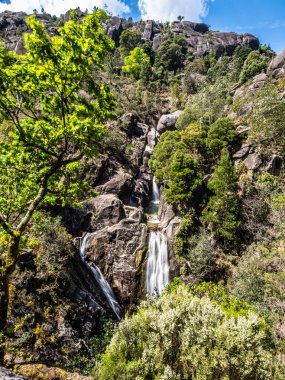 Güzel Arado Şelalesi, Cascata do Arado Kuzey Portekiz 'deki Peneda Geres Ulusal Parkı' nda.