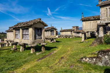Portekiz 'in kuzeyindeki Lindoso, Peneda Ulusal Parkı' ndaki espigueiros adlı toplumsal tahıl ambarlarının manzarası