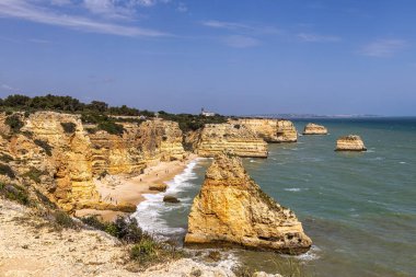 Praia da Marinha Sahili, Yedi Asılı Vadi Yolu 'ndaki kayalıkların ve kayalıkların arasında Percurso dos Sete Vales Suspensos. Algarve, Portekiz