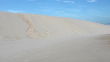 Brezilya 'daki kum tepeleri ve lagoa bonita gölleri, Lencois Maranhenses, Barreirinhas. Taze ve şeffaf su havuzları olan beyaz kum tepeleri.