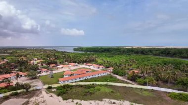 Mandacaru köyü, Barreirinhas, Maranhao, Brezilya. Fotoğraf Mandacaru deniz fenerinin tepesinden Preguicas Nehri 'ne ve arka plandaki Atlantik Okyanusu' na bakarak çekildi..