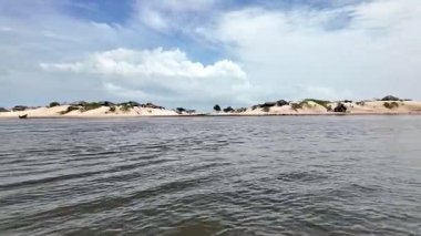 Barreirinhas, Lencois Maranhenses 'ten Brezilya' daki Preguica Nehri 'ne tekne gezisi. Preguicas Nehri, Maranhao eyaletinin Lencois Maranhenses bölgesinde yer alan bir su yolu..