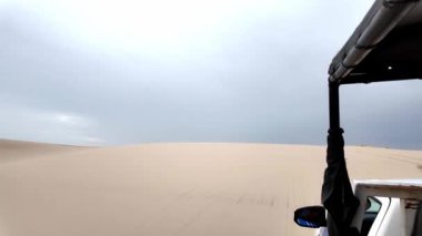 Atins 'in kum tepeleri ve gölleri, Lencois Maranhenses, Brezilya' nın Barreirinhas 'ı. Taze ve şeffaf su havuzları olan beyaz kum tepeleri.