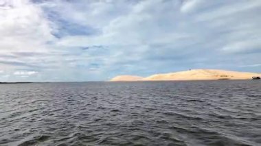 Ilha do Caju 'da Dunas do Mouro, Ilha das Canarias, Brezilya. Delta do Parnaiba ve Delta das Americas. Yeşillik doğa ve kum tepeleri.