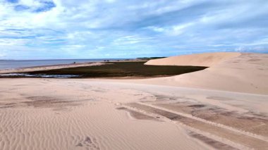 Ilha do Caju 'da Dunas do Mouro, Ilha das Canarias, Brezilya. Delta do Parnaiba ve Delta das Americas. Yeşillik doğa ve kum tepeleri.
