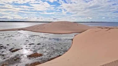 Ilha do Caju 'da Dunas do Mouro, Ilha das Canarias, Brezilya. Delta do Parnaiba ve Delta das Americas. Yeşillik doğa ve kum tepeleri.