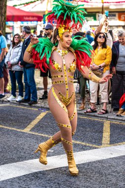 Loule, Portekiz - Mar 04, 2025: Portekiz 'deki Loule şehrinde Renkli Karnaval Festivali katılımcıları.