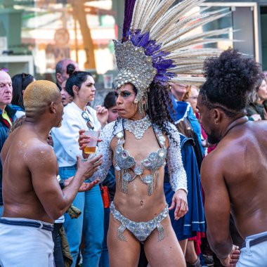 Loule, Portekiz - Mar 04, 2025: Portekiz 'deki Loule şehrinde Renkli Karnaval Festivali katılımcıları.