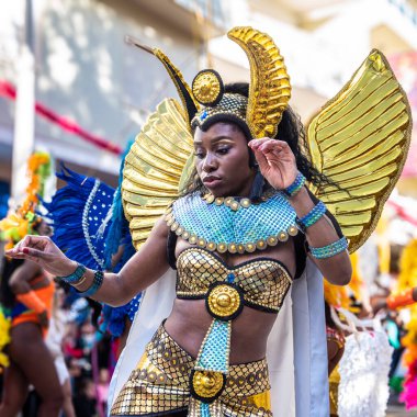 Loule, Portekiz - Mar 04, 2025: Portekiz 'deki Loule Karnavalı' nda katılımcılar dans ediyor.