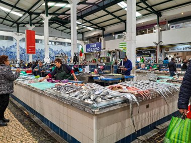 Setubal, Portekiz - Mar 02, 2025: Mercado do Livramento, Setubal, Portekiz. Taze balık ve gıda pazarı