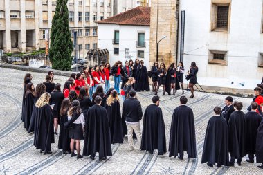 Coimbra, Portekiz - Mar 02, 2025: Coimbra, Portekiz Praxe. Üniversite birinci sınıfların gaziler tarafından kabul töreni. İstismar ve aşağılanmanın yaygın olduğu tartışmalı bir uygulama.