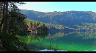 Eibsee Gölü 'nde sonbahar renkleri. Alman Alp Dağları Garmisch-Partenkirchen, Bavyera Alpleri, Almanya, Avrupa