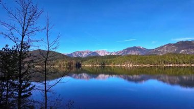 Eibsee Gölü 'nde sonbahar renkleri. Alman Alp Dağları Garmisch-Partenkirchen, Bavyera Alpleri, Almanya, Avrupa