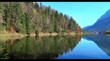 Eibsee Gölü 'nde sonbahar renkleri. Alman Alp Dağları Garmisch-Partenkirchen, Bavyera Alpleri, Almanya, Avrupa