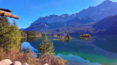Eibsee Gölü 'nde sonbahar renkleri. Alman Alp Dağları Garmisch-Partenkirchen, Bavyera Alpleri, Almanya, Avrupa