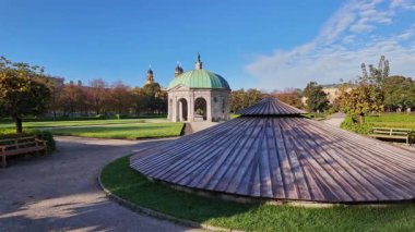 Dianatempel ile Münih 'teki Hofgarten Parkı. Diana Pavyonu ve Münih ve Odeonsplatz 'ın bitişiğindeki Hofgarten arazisi..