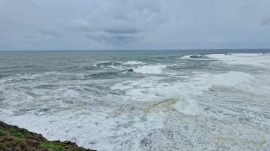Praia do Norte 'deki deniz fenerinin yanında büyük dalgalar, Portekiz' deki Nazare