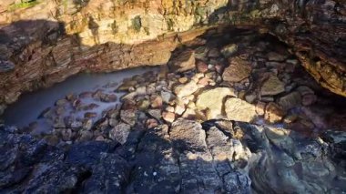 Forno de Orca Mağarası 'nın tepesinden Kuzey Sahili' ndeki Gruta Forno de Orca, Nazare Praia do Norte of Nazare, Portekiz