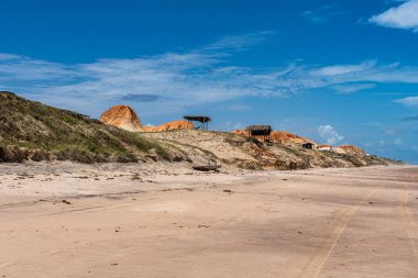 Brezilya 'nın Ceara eyaletindeki Canoa Quebrada Sahili' ndeki kaya oluşumları.
