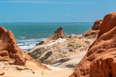 Brezilya 'nın Ceara eyaletindeki Canoa Quebrada Sahili' ndeki kaya oluşumları.