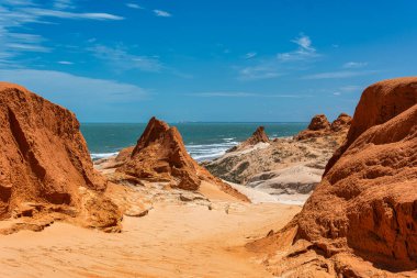 Brezilya 'nın Ceara eyaletindeki Canoa Quebrada Sahili' ndeki kaya oluşumları.