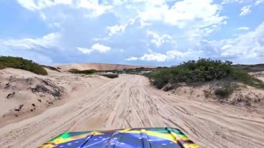 Brezilya 'daki Jericoacoara' daki Amancio gölüne at arabası turu. Ceara 'nın Kumulları