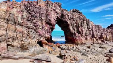 Pedra Furada. Brezilya 'nın Ceara eyaletindeki Jericoacoara plajında ünlü bir turistik eğlence. Delikli taş oluşumu Pedra Furada okyanusun dışında duruyor.