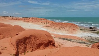 Brezilya 'nın Ceara eyaletindeki Canoa Quebrada Sahili' ndeki kaya oluşumları.