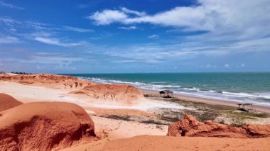 Brezilya 'nın Ceara eyaletindeki Canoa Quebrada Sahili' ndeki kaya oluşumları.