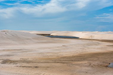 Brezilya 'daki kum tepeleri ve lagoa bonita gölleri, Lencois Maranhenses, Barreirinhas. Taze ve şeffaf su havuzları olan beyaz kum tepeleri.