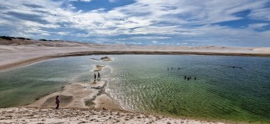 Brezilya 'daki kum tepeleri ve lagoa bonita gölleri, Lencois Maranhenses, Barreirinhas. Taze ve şeffaf su havuzları olan beyaz kum tepeleri.