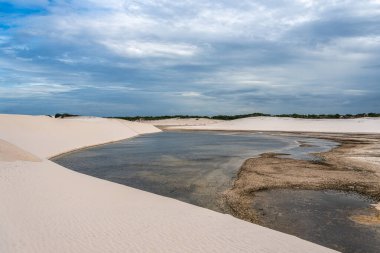 Brezilya 'daki kum tepeleri ve lagoa bonita gölleri, Lencois Maranhenses, Barreirinhas. Taze ve şeffaf su havuzları olan beyaz kum tepeleri.