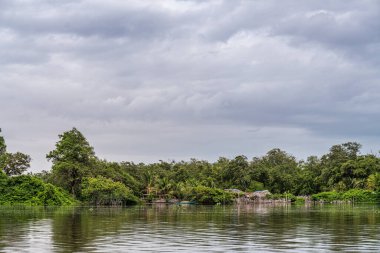 Barreirinhas, Lencois Maranhenses 'ten Brezilya' daki Preguica Nehri 'ne tekne gezisi. Preguicas Nehri, Maranhao eyaletinin Lencois Maranhenses bölgesinde yer alan bir su yolu..