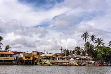 Mandacaru köyü, Barreirinhas, Maranhao, Brezilya. Fotoğraf Mandacaru deniz fenerinin tepesinden Preguicas Nehri 'ne ve arka plandaki Atlantik Okyanusu' na bakarak çekildi..