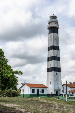 Mandacaru, Barreirinhas, Maranhao, Brezilya 'nın deniz feneri Preguicas Nehri ve Atlantik Okyanusu' na bakıyor.