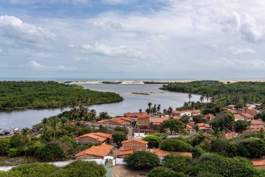 Mandacaru köyü, Barreirinhas, Maranhao, Brezilya. Fotoğraf Mandacaru deniz fenerinin tepesinden Preguicas Nehri 'ne ve arka plandaki Atlantik Okyanusu' na bakarak çekildi..