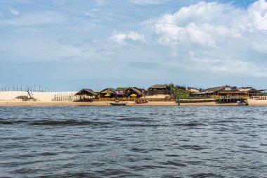 Barreirinhas, Lencois Maranhenses 'ten Brezilya' daki Preguica Nehri 'ne tekne gezisi. Preguicas Nehri, Maranhao eyaletinin Lencois Maranhenses bölgesinde yer alan bir su yolu..