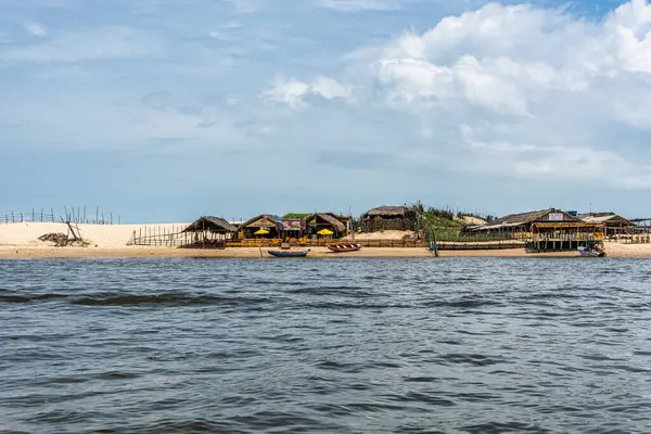 Barreirinhas, Lencois Maranhenses 'ten Brezilya' daki Preguica Nehri 'ne tekne gezisi. Preguicas Nehri, Maranhao eyaletinin Lencois Maranhenses bölgesinde yer alan bir su yolu..