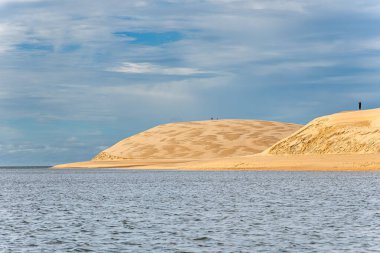 Ilha do Caju 'da Dunas do Mouro, Ilha das Canarias, Brezilya. Delta do Parnaiba ve Delta das Americas. Yeşillik doğa ve kum tepeleri.