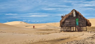 Ilha do Caju 'da Dunas do Mouro, Ilha das Canarias, Brezilya. Delta do Parnaiba ve Delta das Americas. Yeşillik doğa ve kum tepeleri.