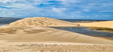 Ilha do Caju 'da Dunas do Mouro, Ilha das Canarias, Brezilya. Delta do Parnaiba ve Delta das Americas. Yeşillik doğa ve kum tepeleri.